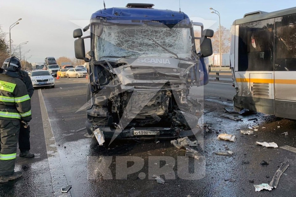 Шесть человек пострадали в массовой аварии с фурой и автобусом под Москвой