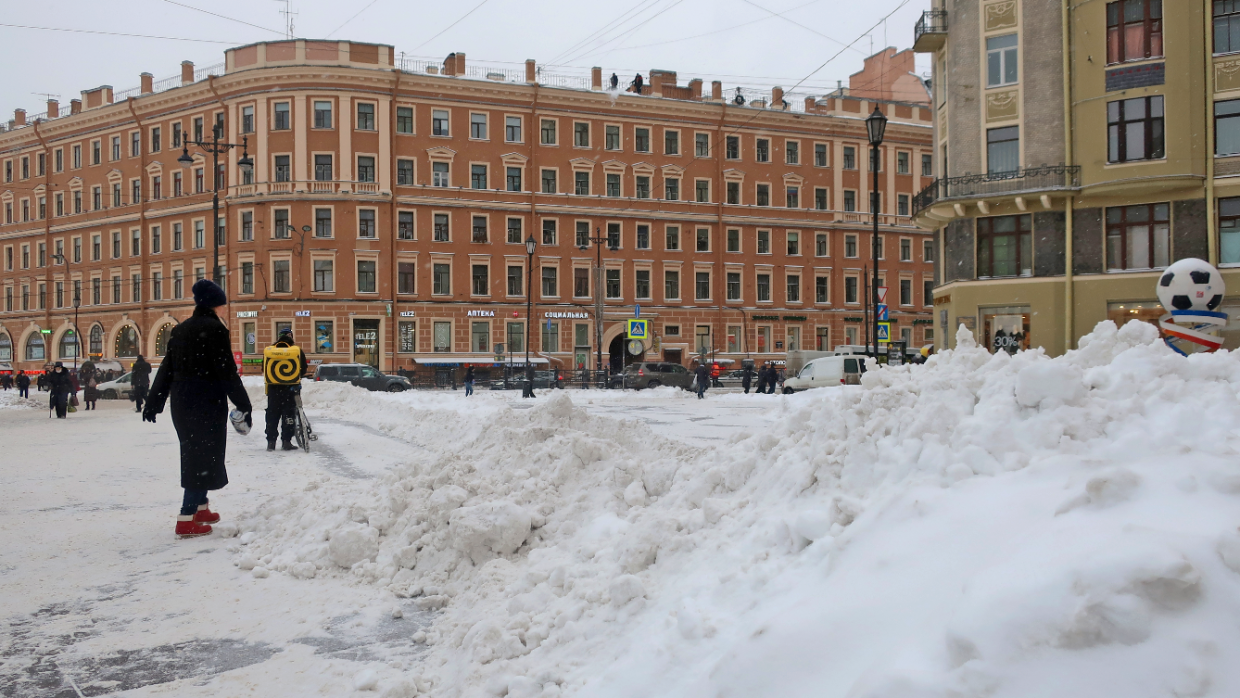 Проблема заснеженных дорог не интересует Смольный