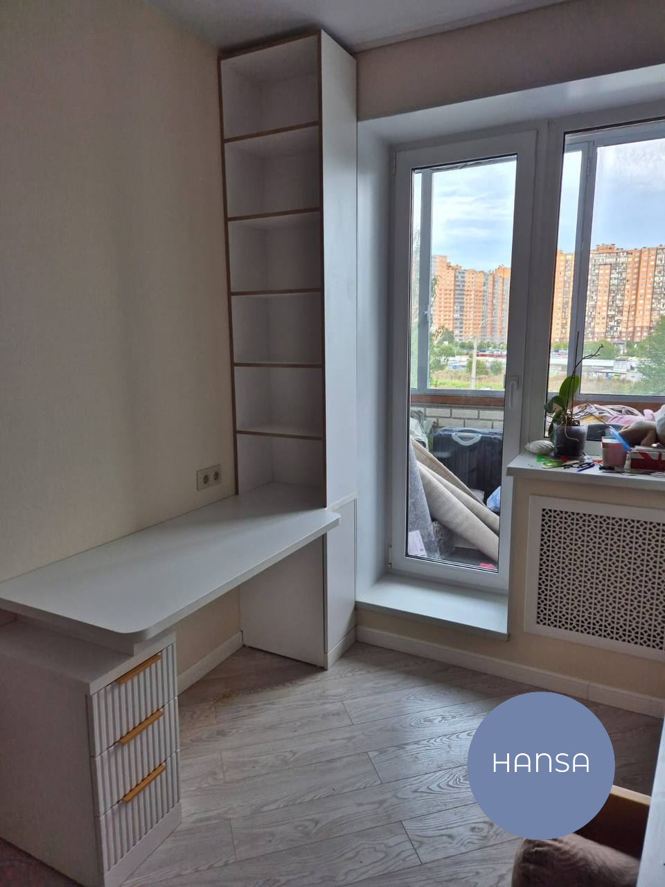 Рабочий стол белого цвета на заказ, выполненный компанией Hansa Mebel