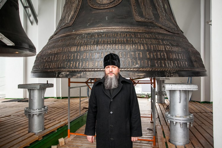 Колокольный звон троице сергиевой лавры. Колокол царь Троице-Сергиева Лавра. Царь колокол Троице Сергиевой Лавры. Царь колокол в Троице Сергиевой Лавре.