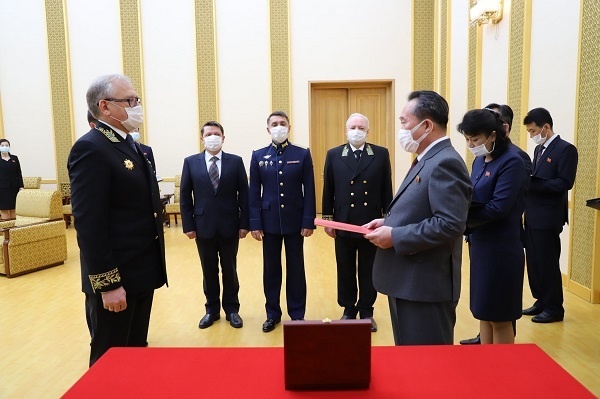 Владимир Путин наградил Ким Чен Ына медалью к юбилею Победы власть,политика,россияне