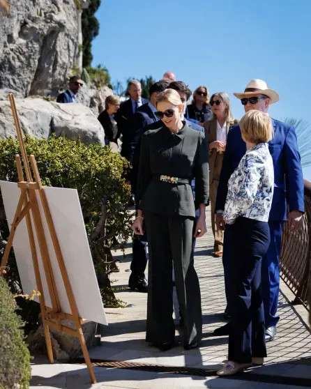 Княгиня Монако Шарлен, князь Альбер II и принцесса Каролина посетили Экзотический сад в Монако Шарлен, князь, Альбер, IIКнягиня, принцесса, княгиня, Каролина, IIПринцесса, Монако, Экзотический, ШарленКнягиня, детей, время, несколько, солнцезащитные, КаролинаКнягиня, отношениях, принц, слухи, между