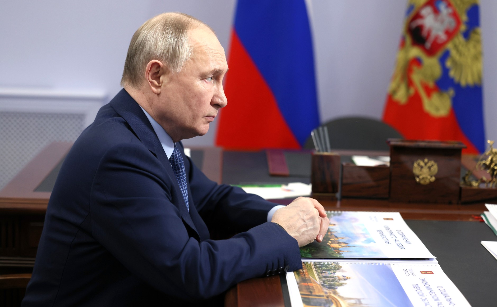 В Торжке Владимир Путин посетил Центр боевого применения и переучивания лётного состава минобороны