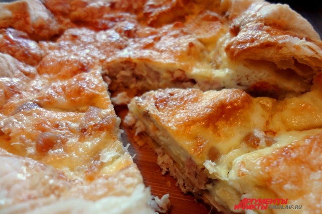 Мясную запеканку хорошо подавать к столу горячей.