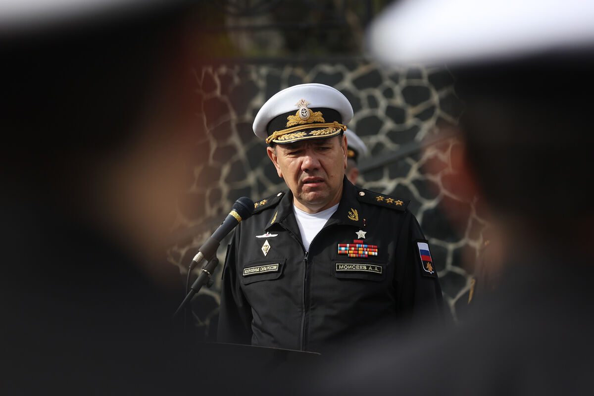 Главком ВМФ РФ Моисеев прибыл в Китай на симпозиум ВМС