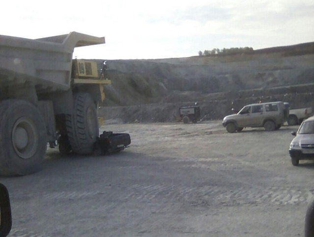 Даже не заметил: карьерный самосвал и внедорожник