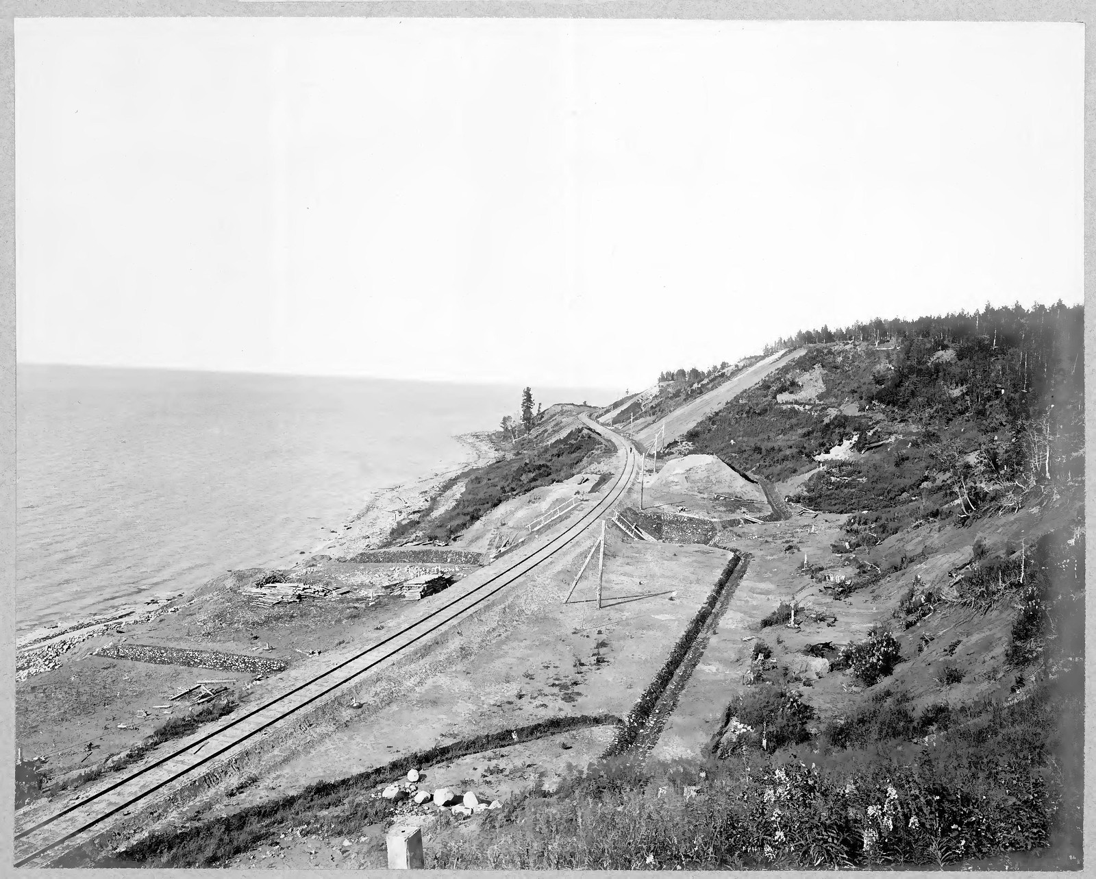 47. Вид участка железной дороги вдоль озера Байкал