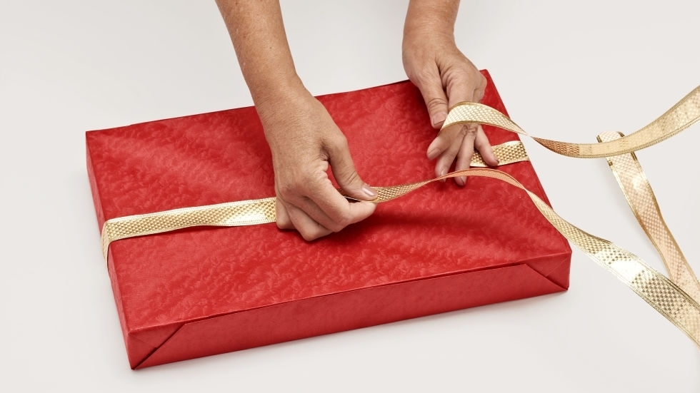 Завернуть подарок в оберточную. Подарки и упаковка. Бумага для упаковки подарков. Упаковка подарка в оберточную бумагу. Упаковка подарков в упаковочную бумагу.