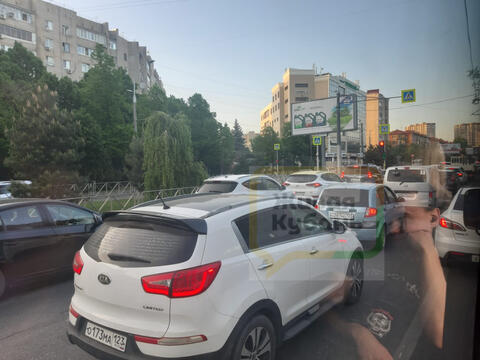 «Мы не двигаемся»: улицы Краснодара увязли в глухих пробках