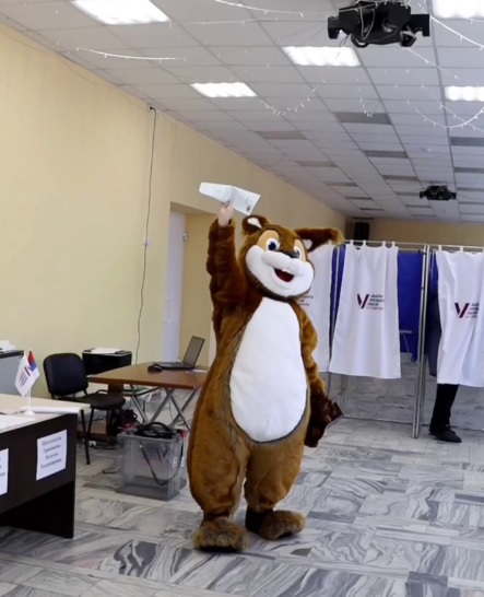 Белка с матрешкой проголосовали на выборах президента в Чунском районе