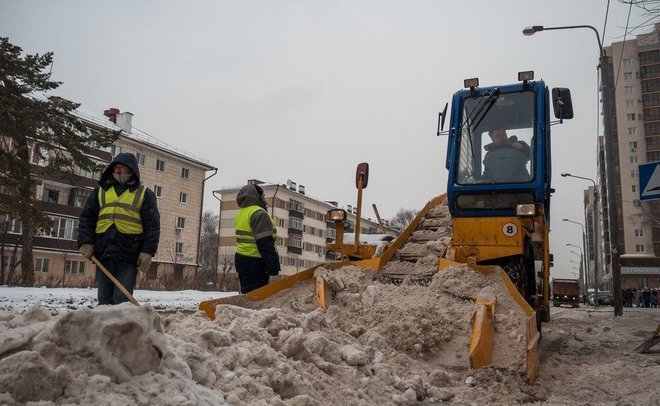 В Казани снегоуборочная машина заблокировала автомобиль грудой снега