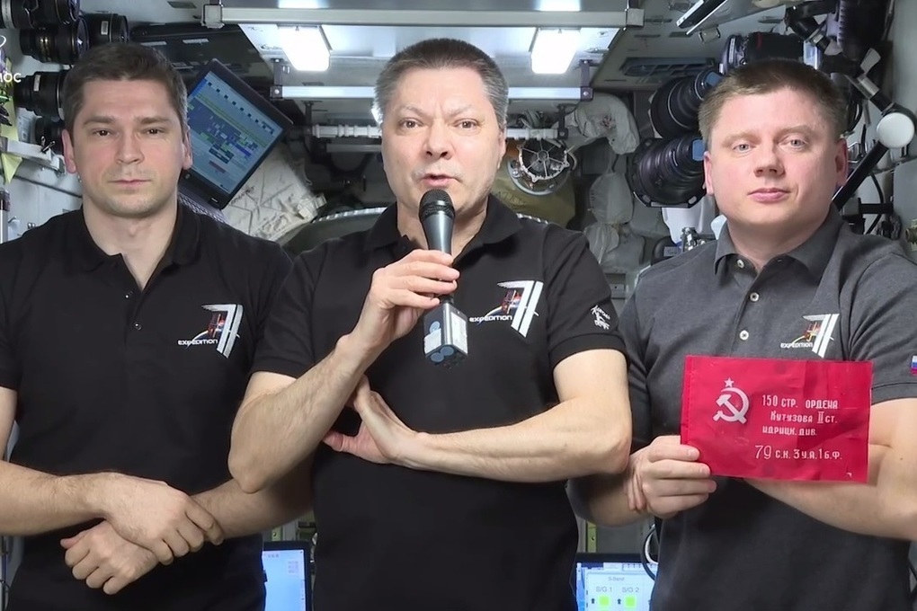 Космонавты поздравили соотечественников с Днем Победы с борта МКС