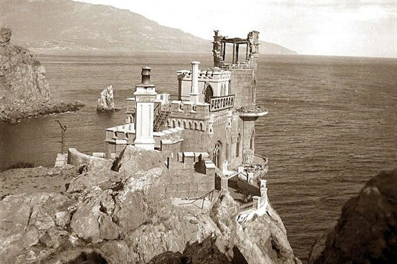Фото из архива Евгения Бондаренко «Ласточкино гнездо» после землетрясения  в сентябре 1927 года в Крыму