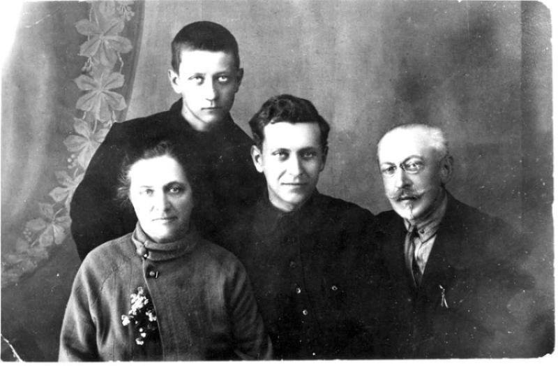 Лихачёв Иван Алексеевич (в центре) с родителями и братом биография, детство, интересное, конструкторы, ученые