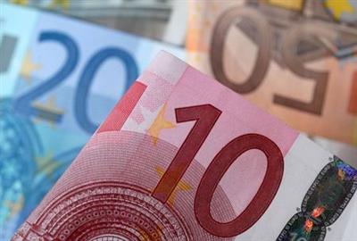 FILE PHOTO: A picture illustration of euro banknotes, April 25, 2014. REUTERS/Dado Ruvic/File Photo 