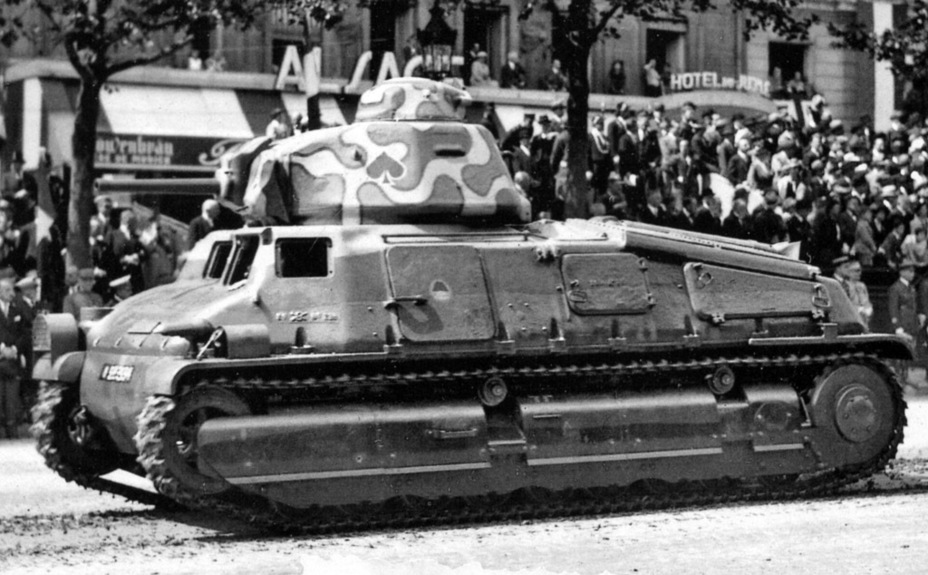 ​SOMUA S 35. Официально это была бронемашина, но на самом деле — лучший из французских танков. Впрочем, изначальная концепция трёхместного танка с одноместной башней сильно снижала эффективность боевого применения - Колосс на глиняных ногах | Warspot.ru