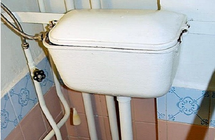 Зачем в советских туалетах так высоко устанавливали чугунный бачок с водой гидродинамика,ремонт и строительство,туалет,физика