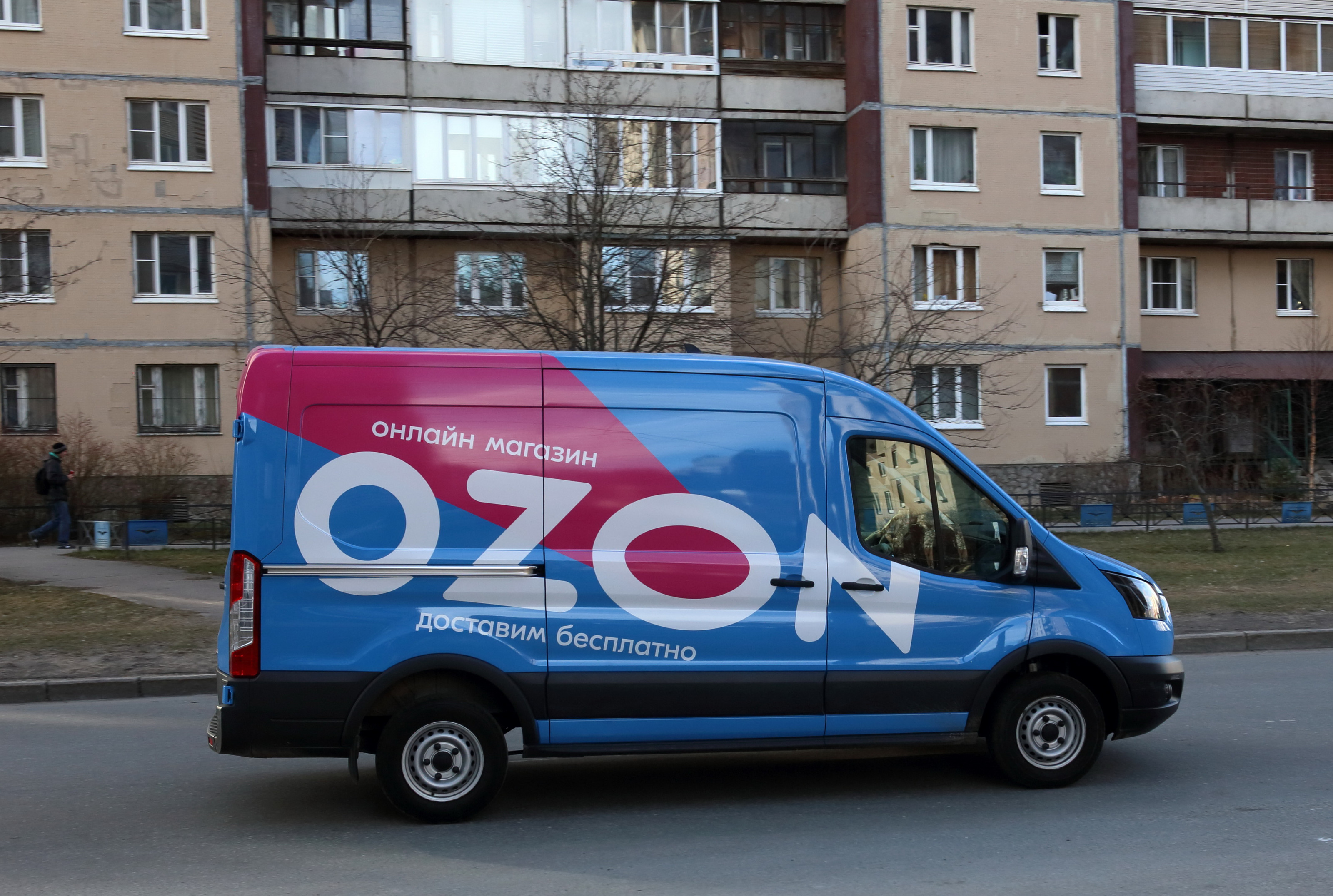 Озон заказать автомобиль. Фургон Озон. Ford Transit OZON. Автомобиль доставки. Машина Озон.