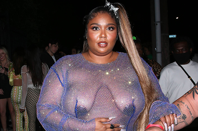 Привет хейтерам: Лиззо провоцирует публику "голым" платьем на вечеринке в Лос-Анджелесе