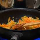 К луку с чесноком добавить морковь и сельдерей, посолить, перемешать и все слегка припустить.