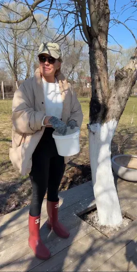 Покраска окон, побелка деревьев: Виктория Шелягова открыла сезон в Холуе Виктория, Шелягова, хлопоты, также, ресторане, гостей, друзей, время, Холуй, Ивановской, ШеляговаВиктория, декабре, устраивала, предновогоднюю, вечеринкуНапомним, замужем, 52летняя, 59летним, бизнесменом, совладельцем