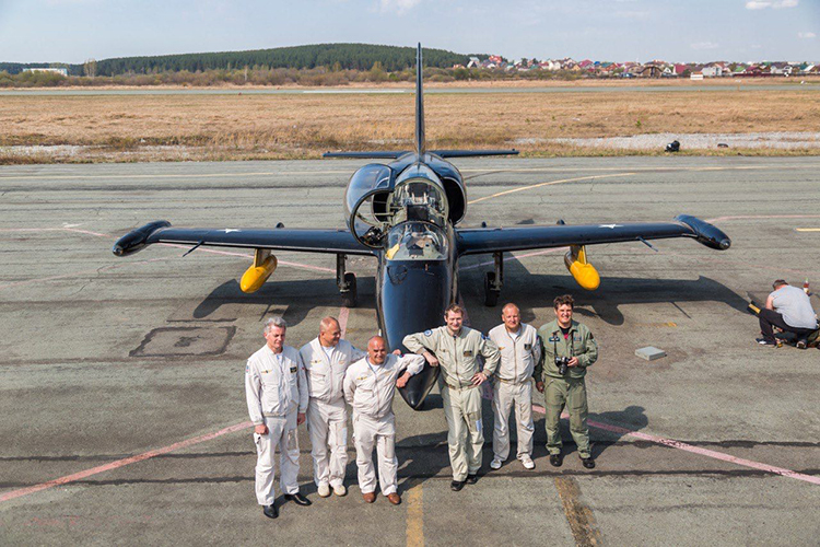 В авиационной среде Тимофеев (третий справа) известен как создатель аэродрома «Караишево» и участник пилотажной группы «Русь»