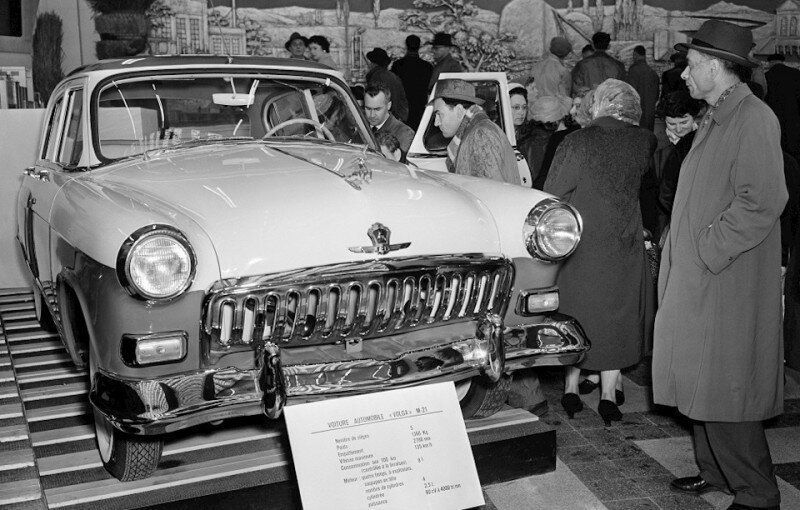 Посетители у автомобиля «Волга» в главном зале Советского павильона на Всемирной выставке в Брюсселе, 1958 год история, ретро, фото