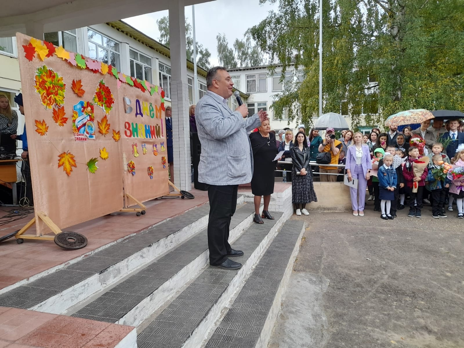 В школах Твери проходят торжественные линейки