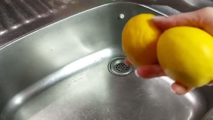 Как избавить раковину от неприятных запахов и засора при помощи лимона