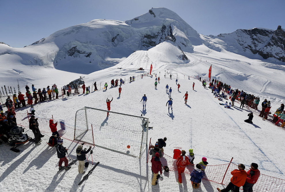 Футбольное поле на леднике Аллалин в Саас-Фее, Швейцария