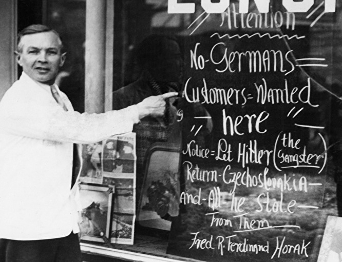 «Немцы не обслуживаются, пока Гитлер не вернет Чехословакию!» — плакат, помещенный в окне одного ресторана в США хозяином-чехом в марте 1939-го