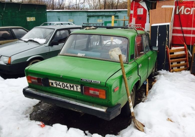 Автомобили, которые нашли во время сноса московских гаражей Автомобили, которые нашли во время сноса московских гаражей