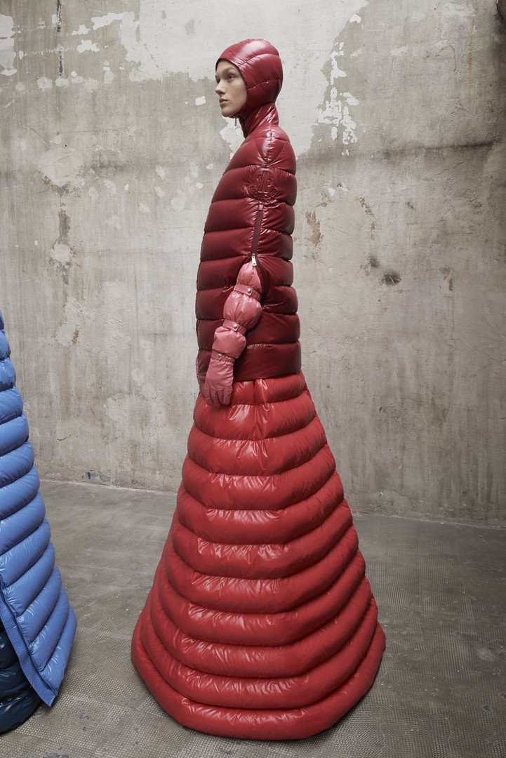 Ноу-хау в мире моды: платья из пуховиков Ноу-хау в мире моды: платья из пуховиков дизайнеры,мода,мода и красота,модные тенденции