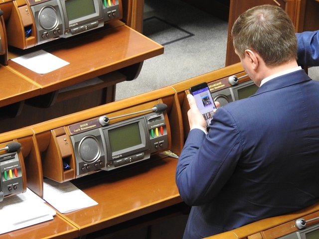 Украинского депутата подловили на порнопереписке во время работы