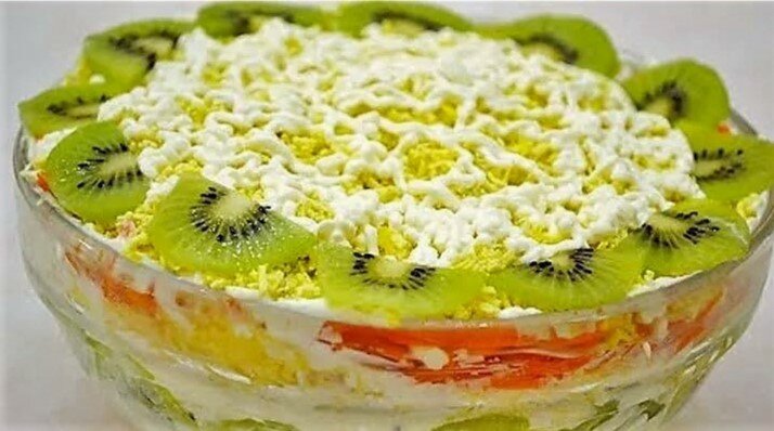 Салат с курицей, с яблоком и киви. Нарядно, сытно, вкусно!