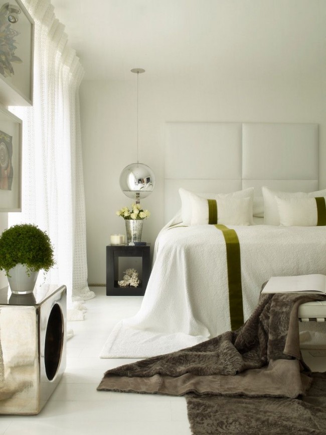 Зеленые акценты в виде живых цветов и полос на постельном белье добавляют изюминку этой спальне