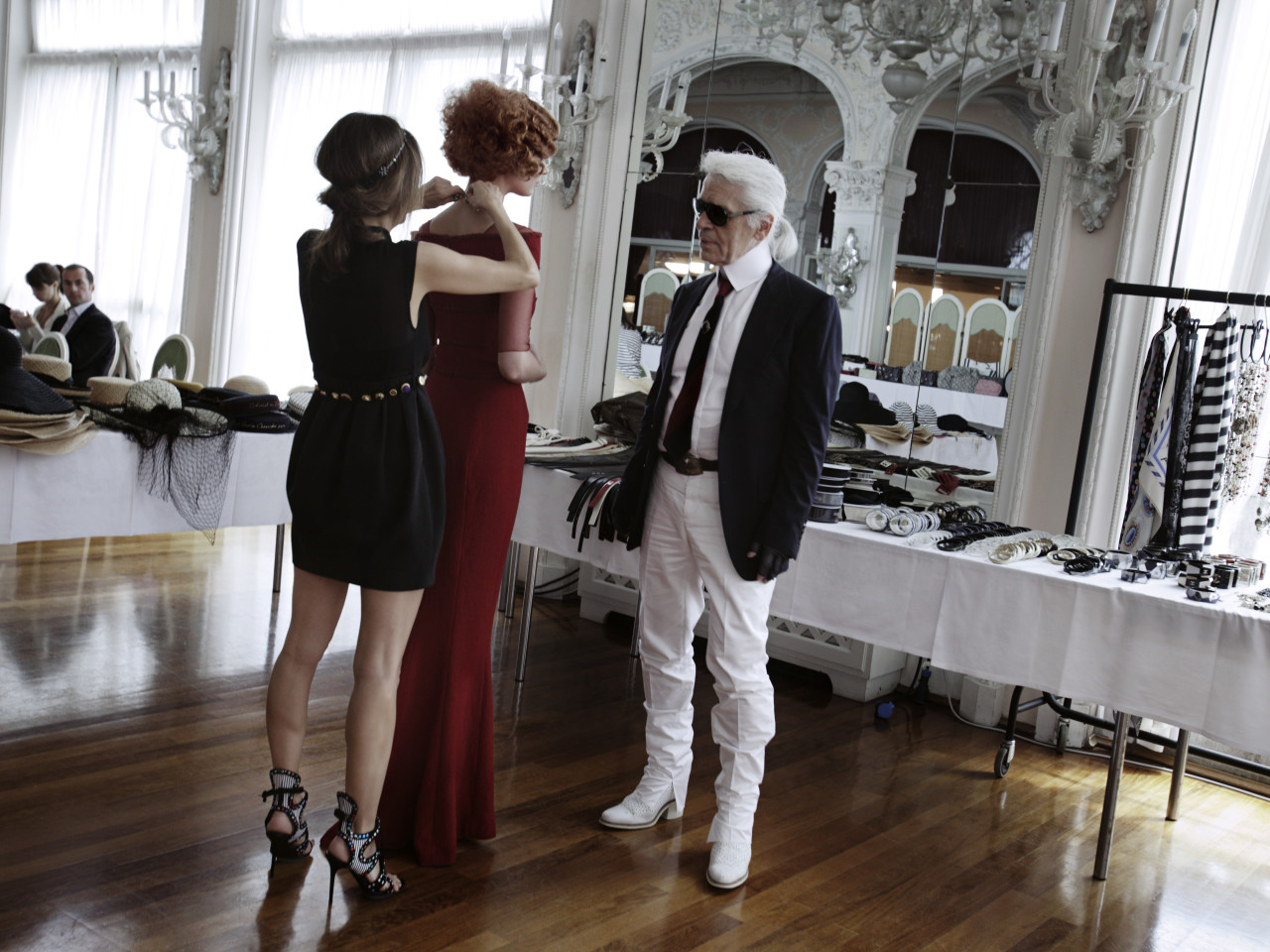 Карл Лагерфельд на примерке перед круизным показом Chanel в Венеции, 2009