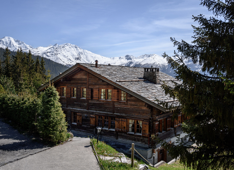 Принц Эндрю и его бывшая жена Сара Фергюсон попали под суд из-за шале в Швейцарии Монархи,Британские монархи