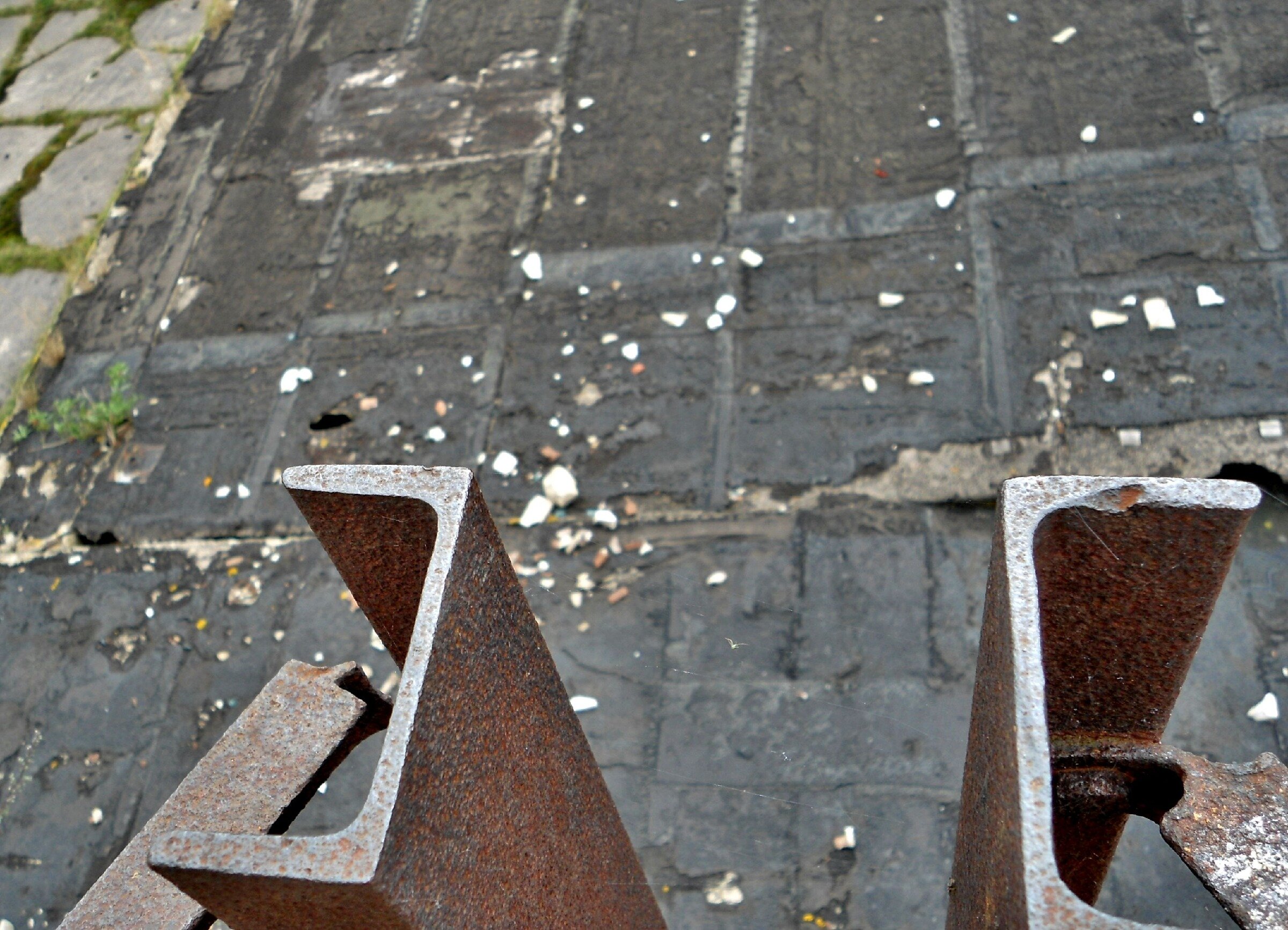 Заброшенный немецкий аэродром Люфтваффе "Нойтиф". Ангар 6 Заброшенный немецкий аэродром Люфтваффе "Нойтиф". Ангар 6