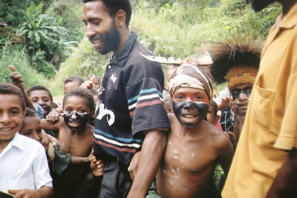 1280px-Children-in-Papua-New-Guinea