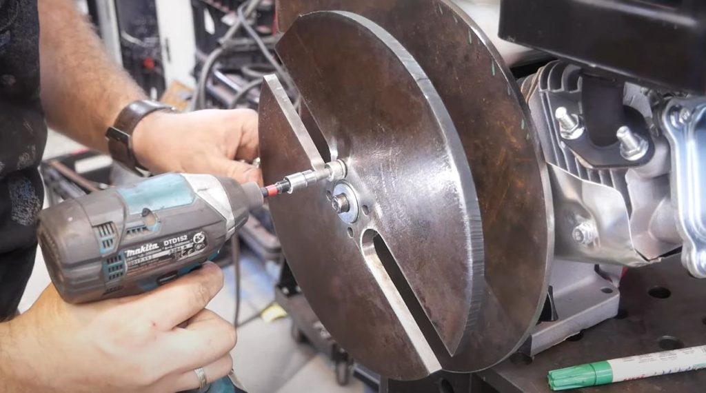 Самодельный измельчитель веток на базе бензинового двигателя