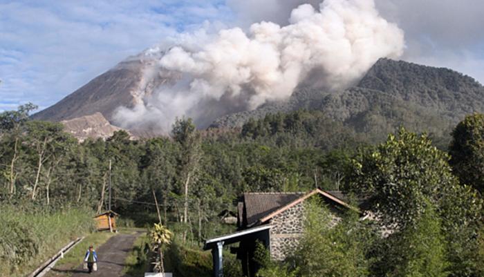 Остров Ява, Индонезия Вулкан Мерапи является самым активным из 128 вулканов Индонезии. Небольшие извержения происходят около 2-х раз в год, крупные — каждые 7 лет. Последнее такое извержение, произошедшее в 2010 году, унесло жизни 353 человек. У подножия вулкана живут примерно 500 000 индонезийцев.