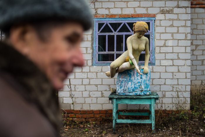 Валерий Ермаков выставляет свои скульптуры прямо во дворе дома.