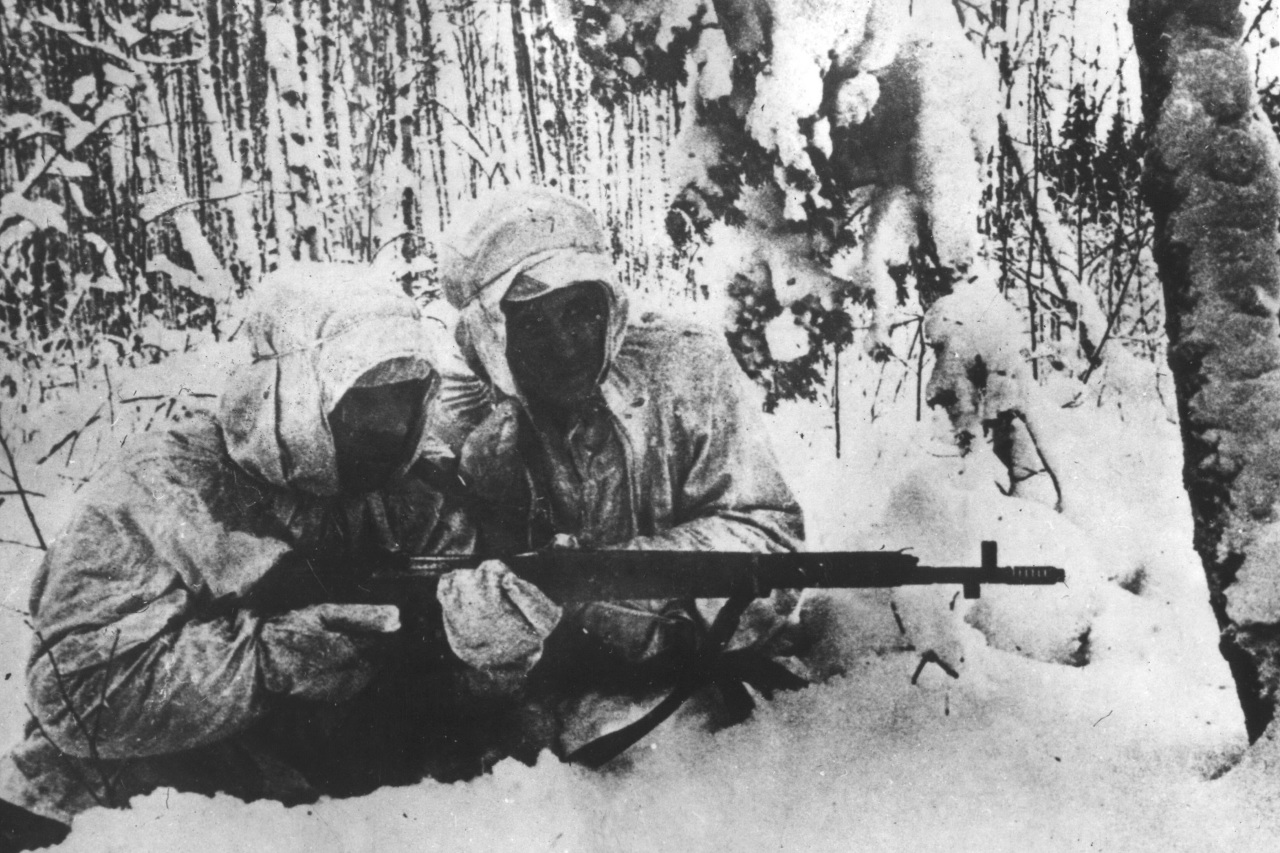 Советская разведка. 1941 Разведчики в маскхалатах. Разведчики РККА 1941. Бойцы в белых маскхалатах 1941 год. Фронтовая разведка РККА В 1944 году.