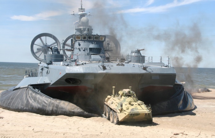 Советский корабль на воздушной подушке «Зубр», который стоит на вооружении стран НАТО