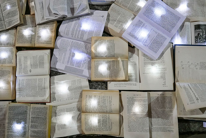 Светящаяся река из тысяч книг - необычная инсталляция на улицах Торонто Светящаяся река из тысяч книг - необычная инсталляция на улицах Торонто идея