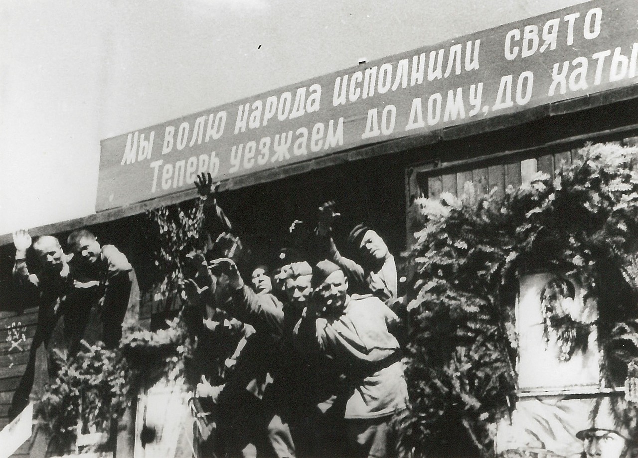 1945. Демобилизованные  солдаты возвращаются из Берлина