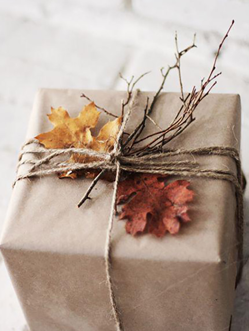Красиво упаковать в крафт бумагу. Красивая упаковка подарков. Осенняя упаковка подарков. Упаковка подарка в крафт бумагу. Упаковка подарквкрасивая.
