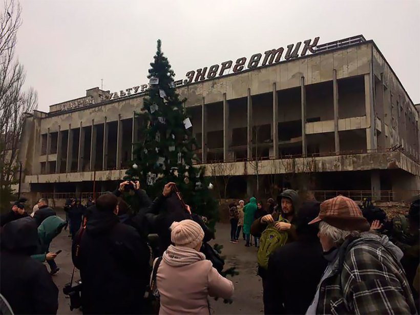 В «мертвом» городе Припять появилась новогодняя елка города,Путешествия,фото
