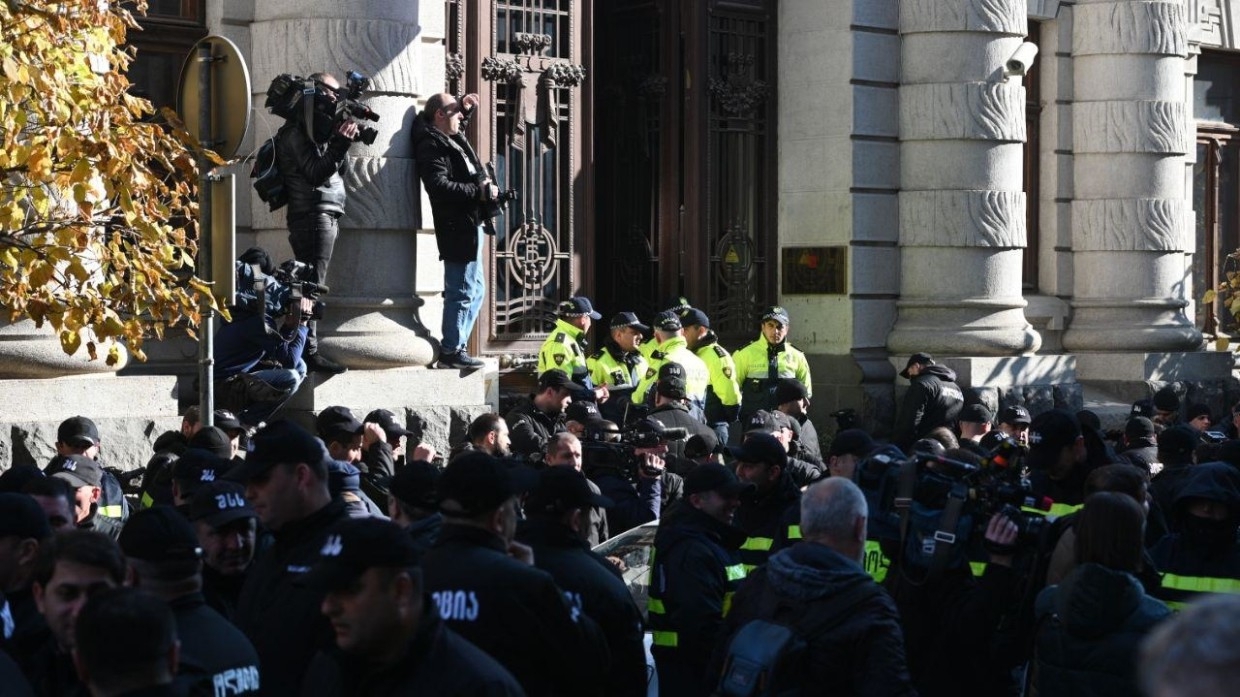 Грузинские оппозиционеры захватили место спикера в парламенте